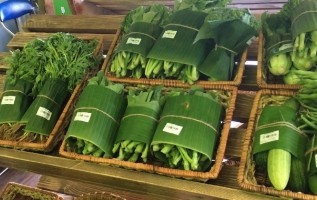 Vietnamese supermarkets using banana leaves to wrap vegetables